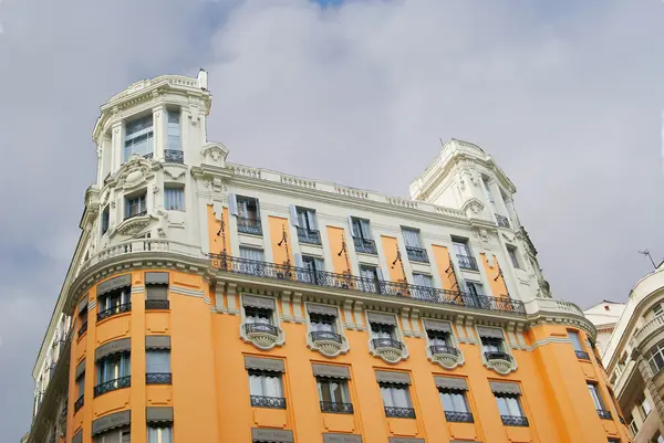 Історичні будівлі з мереживом фронтах Мадрида — стокове фото