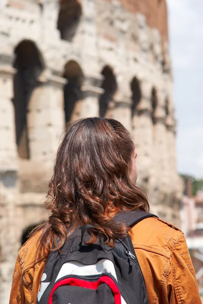 Junger Kerl colosseum rom, italien — Stockfoto