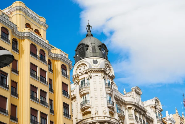 Historische Gebäude mit Spitzenfronten aus Madrid — Stockfoto