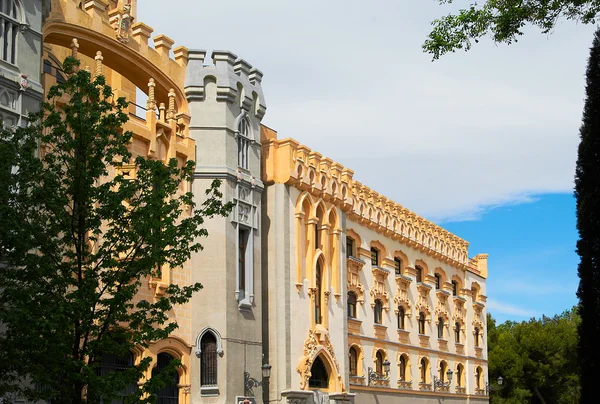 Historiska byggnader med spetsar fronter i madrid — Stockfoto