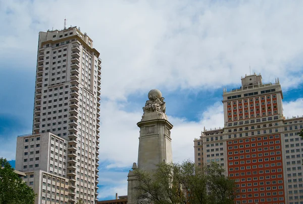 Edifícios históricos com frentes de renda de Madrid — Fotografia de Stock