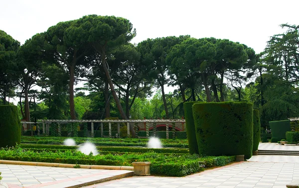 Historische gebouwen parken in madrid — Stockfoto