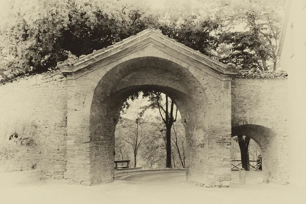 Arco nel centro storico strada tra gli alberi Italia — Foto Stock