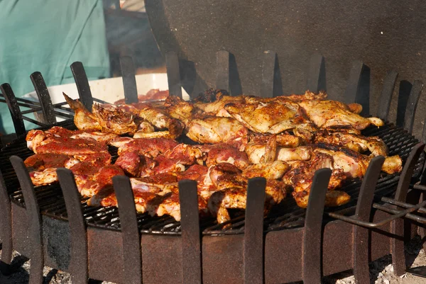 Fillet pig and roast chicken legs on grill — Stock Photo, Image