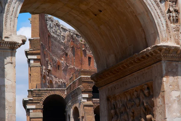 O anfiteatro Coliseu em Roma Itália — Fotografia de Stock