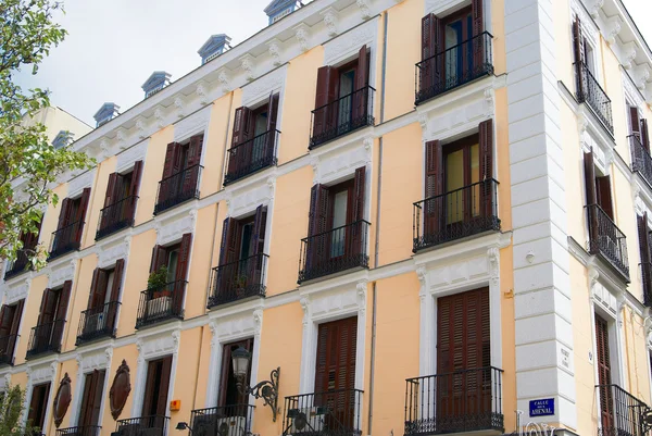 Edifícios históricos com frentes de renda de Madrid — Fotografia de Stock