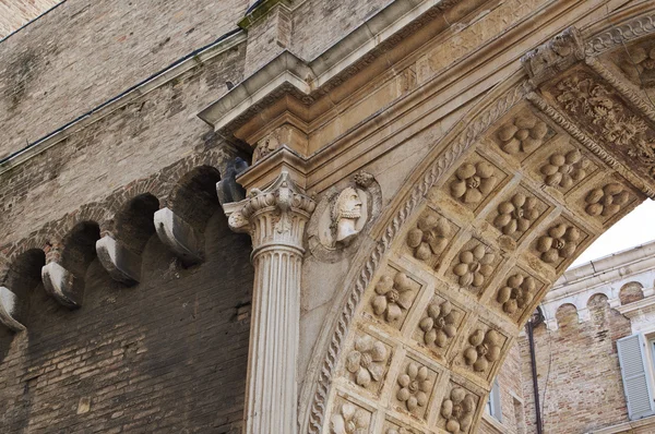 Antique ancient architectural details of Europe — Stock Photo, Image