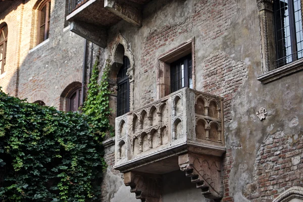 Balcón romántico del edificio de la ciudad de Verona, Italia — Foto de Stock