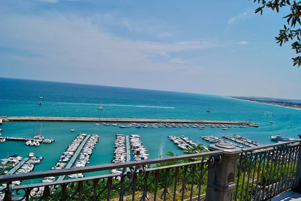 Spiaggia estiva paesaggio tropicale, acqua azzurra — Foto Stock