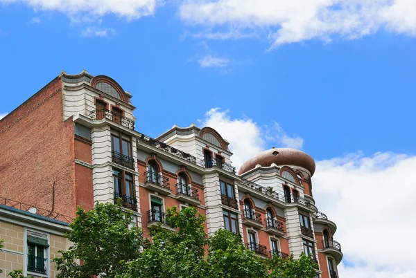 Bâtiments historiques avec façades en dentelle de Madrid — Photo