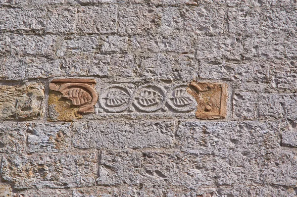 Součástí hradeb starého kostela červené cihly Itálie — Stock fotografie