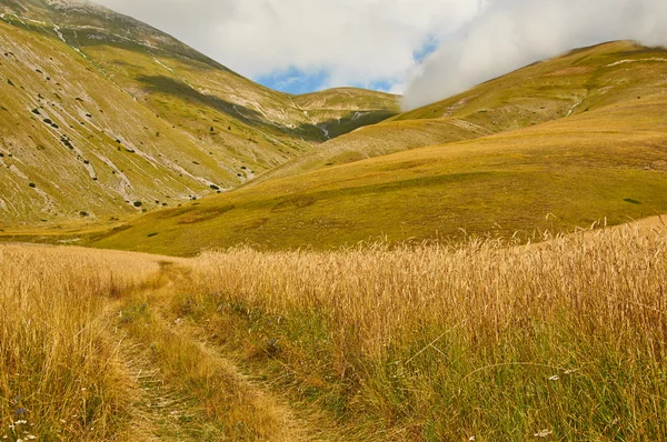 Hegyi panoráma tavasszal a hegyekben, Olaszország — Stock Fotó