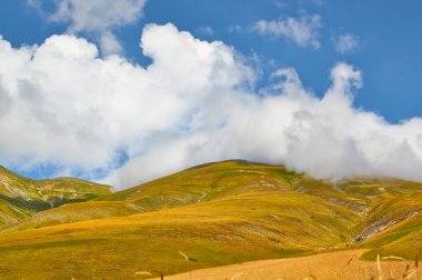 İtalya'nın dağlarında dağ panorama bahar