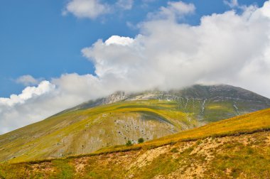 İtalya'nın dağlarında dağ panorama bahar