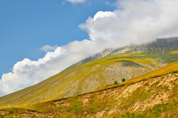 Панорама гірського джерела в горах Італії — стокове фото