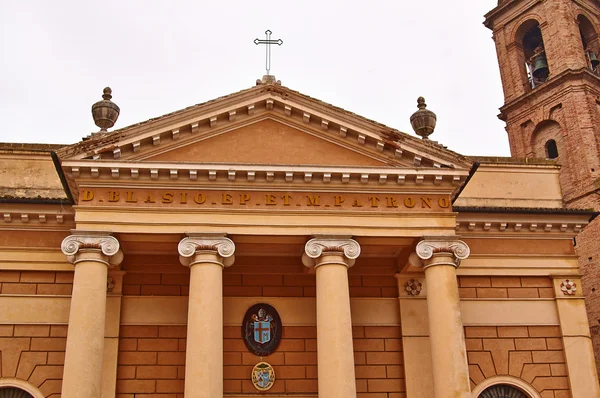 Bouw van de kathedraal onder blue sky Italië — Stockfoto