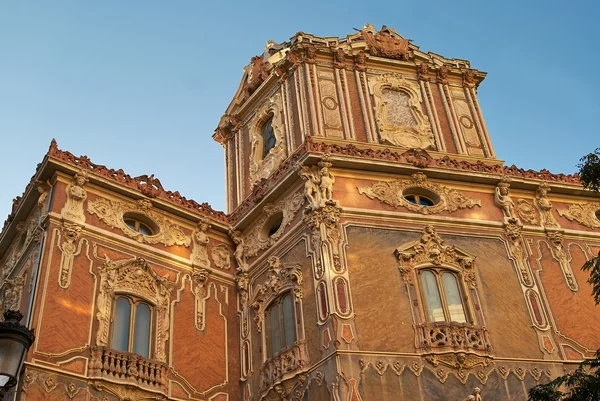 Historické budovy s krajkou frontách město valencia Španělsko — Stock fotografie
