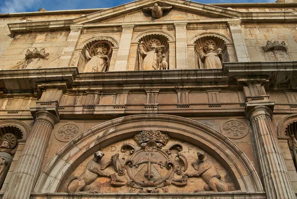 Historiska byggnader med spetsar beklär av staden valencia Spanien — Stockfoto