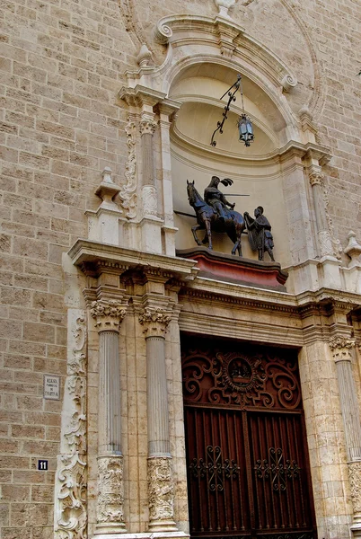 Historische gebäude mit spitzenfronten der stadt valencia spanien — Stockfoto