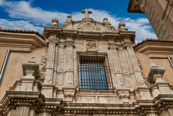 Historische gebäude mit spitzenfronten der stadt valencia spanien — Stockfoto