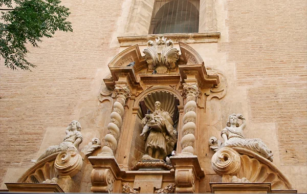 Valencia, Spanien, fasaden av katedralen kyrkan. — Stockfoto