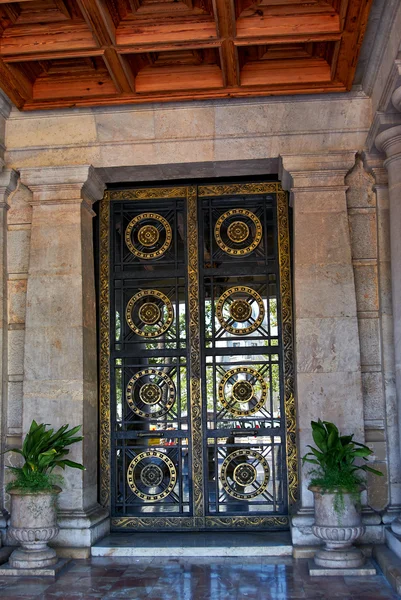 Здания с художественной дверью города Валенсия Испания — стоковое фото