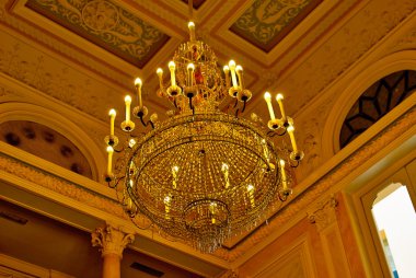 altın antika süslü avize