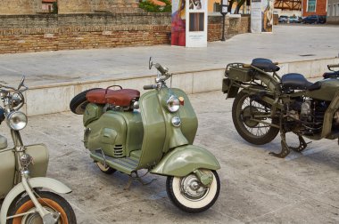 sokaklarda eski vintage yeşil motosiklet