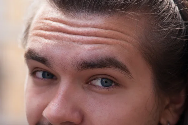 Parte do rosto jovem europeu com barba . — Fotografia de Stock