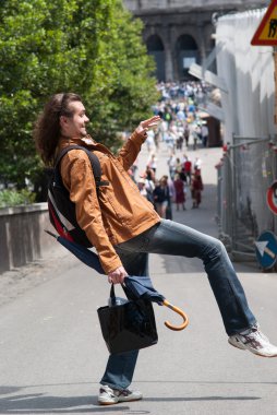 turist genç Avrupalı sakallı adam. gülümsüyor