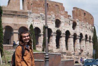 Sakal yüz genç Avrupalı adamla bir parçası.