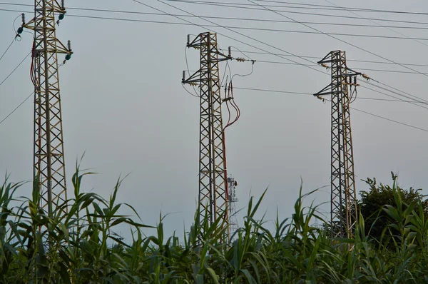 High-voltage tower. Electric powerlines — Stock Photo, Image