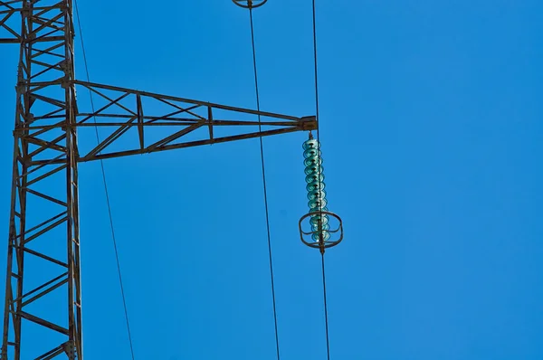 High-voltage tower. Electric powerlines — Stock Photo, Image