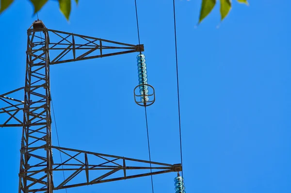 Vysoké napětí věž. elektrické rozvody elektrické energie — Stock fotografie