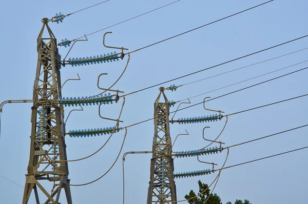 High-voltage tower. Electric powerlines — Stock Photo, Image