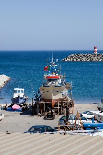Statki na plaży sesimbra, setubal, Portugalia — Zdjęcie stockowe