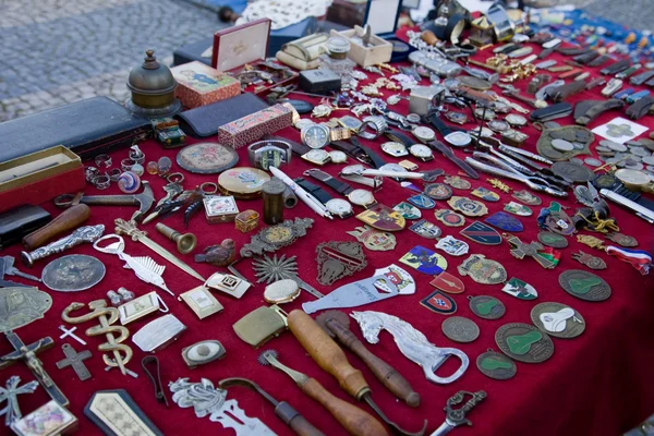 Waren auf dem Flohmarkt, portugal, batalya — Stockfoto