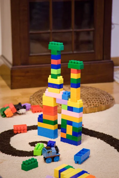 Zbudował wieżę projektanta dla dzieci — Zdjęcie stockowe