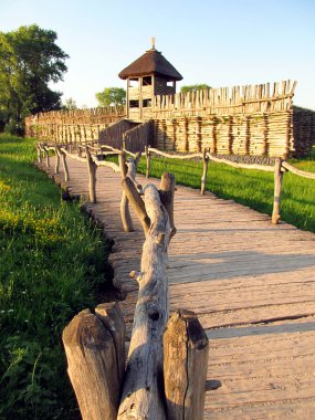 Muzeum archeologiczne stara osada Biskupin w Polsce clipart