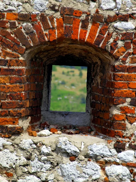 Parte de las ruinas de la ventana que se abre — Foto de Stock