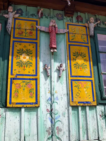 Fragment of an old cottage with the angels — Stock Photo, Image