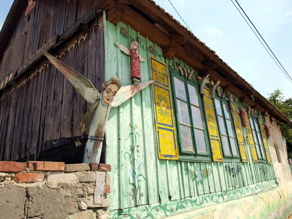 Fragmento de una vieja cabaña con los ángeles —  Fotos de Stock