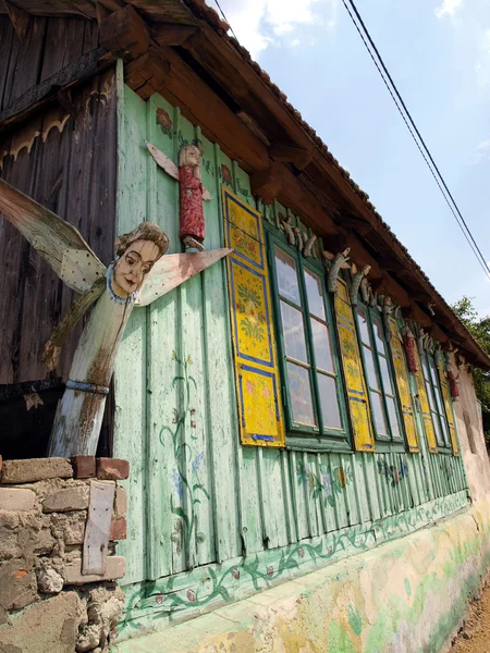 Fragment of an old cottage with the angels — Stock Photo, Image