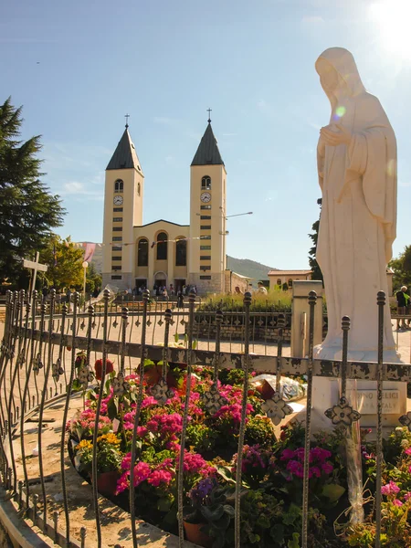 教会和 medjugorje 麦当娜的雕像 — 图库照片