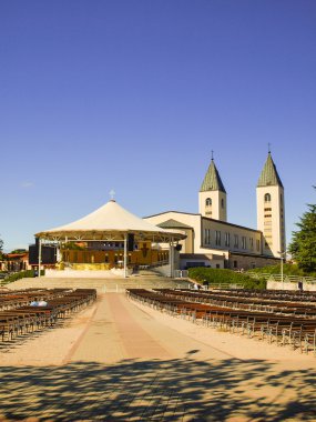 sunak Meydanı ve kilisede Medjugorje kasabasındaki