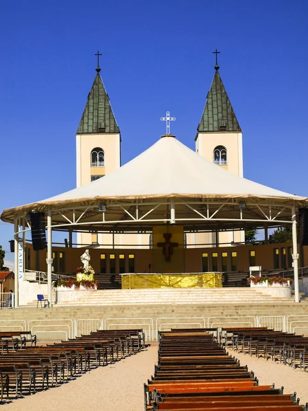 Het altaar in de plein en de kerk in medjugorje — Stockfoto