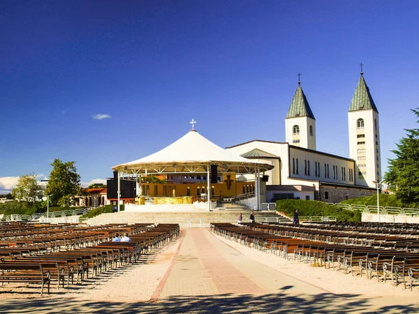 在广场上和教会在 medjugorje 坛 — 图库照片