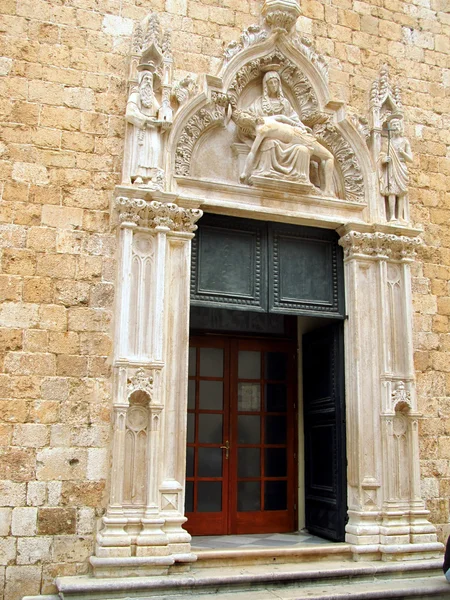 Pieta, ozdobny portal klasztoru franciszkanów, stare miasto o — Zdjęcie stockowe
