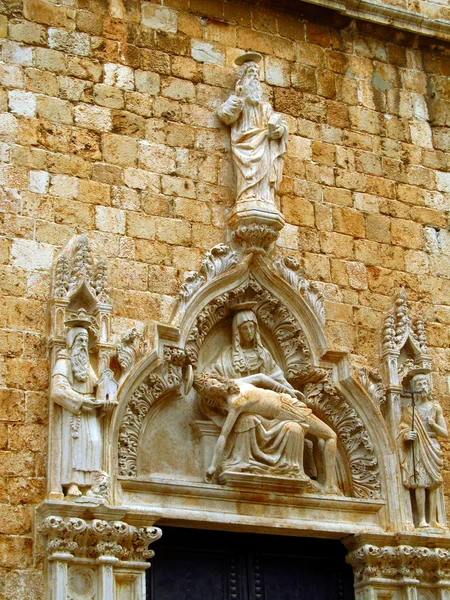 Pieta, portal ornamentado do mosteiro franciscano, a cidade velha do — Fotografia de Stock