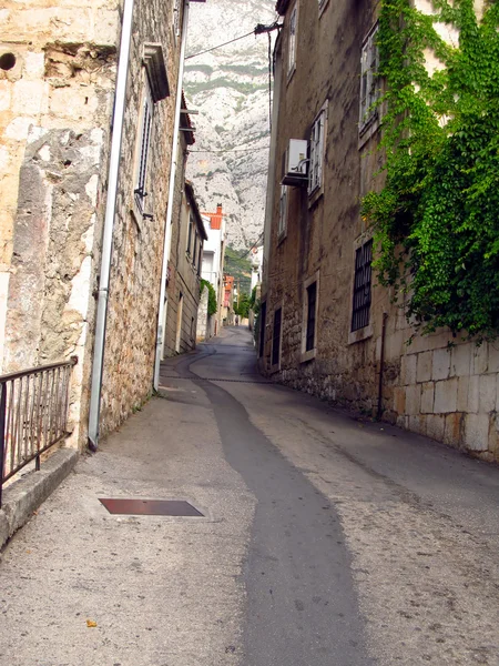 Makarska içinde eski dar sokak, — Stok fotoğraf